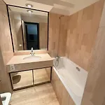 Luxury Retreat In With Rare Private Parking, Pool, Ac And Wifi דירה *