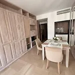 Luxury Retreat In With Rare Private Parking, Pool, Ac And Wifi דירה *