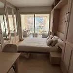 Luxury Retreat In With Rare Private Parking, Pool, Ac And Wifi דירה