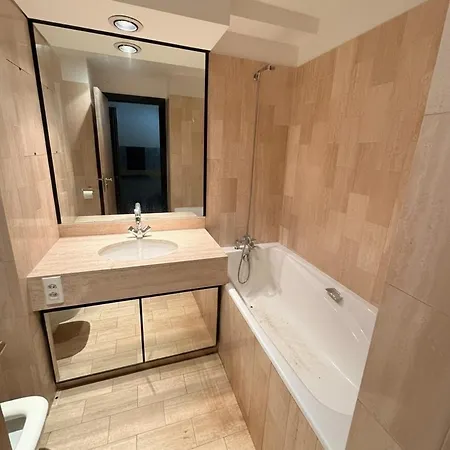 Luxury Retreat In With Rare Private Parking, Pool, Ac And Wifi Appartement *