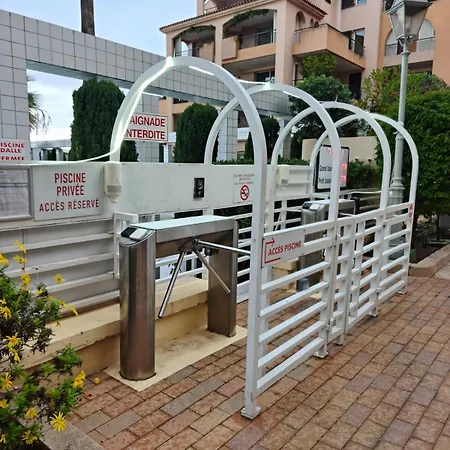 Luxury Eden Park Pool & Parking Included Апартаменты *