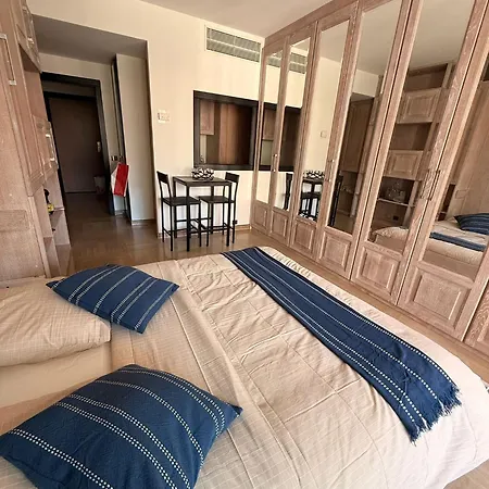 Luxury Retreat In With Rare Private Parking, Pool, Ac And Wifi *