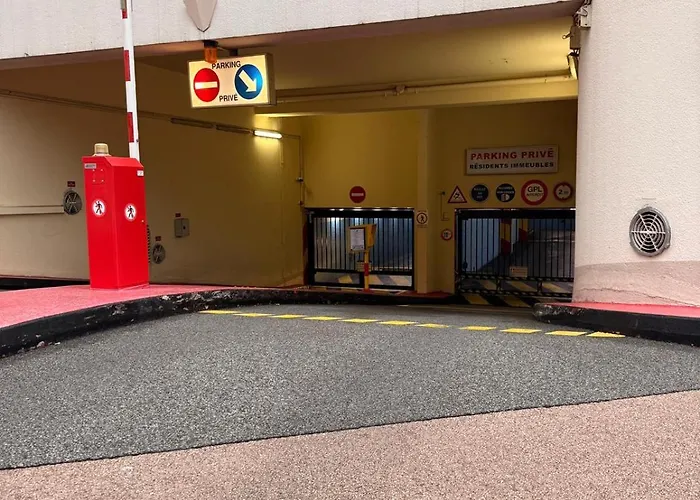 Luxury Eden Park Pool & Parking Included *