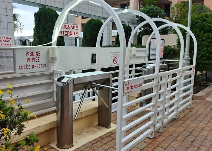 Luxury Eden Park Pool & Parking Included Апартаменты *